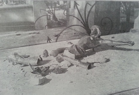 Un christ brisé sur une tombe par un des projectiles  qui a atteint un cimetière de Reims (photo l'Illustration N°3739)